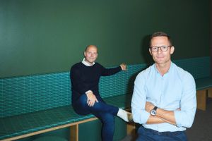 mobilkunde, siger direktør for Nuudays digitale brands, Jens Grønlund (forrest). I baggrunden direktør for eesy, Anders Kjær Jensen. tdc