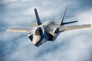 USA's kommende præsident har sat tommelskruerne på kampflyproducenten Lockheed Martin. Det virker - nu falder prisen på F-35.