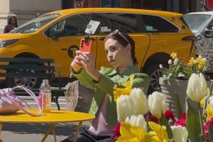 Præsident Trump gambler stort med sin krig mod Iran. Midt under en skrøbelig våbenhvile spørger selv støtter i byen, der skabte ham, hvad han egentlig har gang i. 