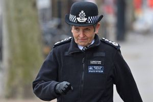 Londons politichef går efter anklager om at have tilladt racisme, sexisme, homofobi og andet i politistyrken.