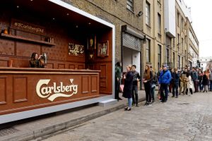 "If Carlsberg did chocolate bars" fik folk i London til at stå i kø ved den store bar, der var lavet udelukkende af chokolade - bortset fra øllet i hanerne. 