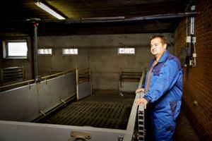 De danske landmænd har kurs mod kæmpe underskud og tvinges til at skrue ned for investeringerne. Det rammer hele følgeindustrien.
