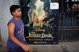 En plakat for årets succesfilm fra Disney, Junglebogen, i Mumbai. I Indien opfordrer myndighederne forældre til at se filmen sammen med børn under 12 år, da de speciel effects, der er brugt på at skabe dyrene i filmen er så livagtige, at det kan virke skræmmende. Foto: Rajanish Kakade/AP