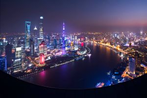 Shanghais finanscenter gløder i natten. Kinas økonomi er fortsat stærk, men bekymringen spøger om landets voksende gæld. Foto: Imaginechina via AP Images