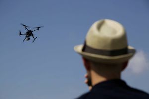 En gruppe kinesiske kriminelle anvendte droner til bl.a. at transportere iPhones mellem byerne Hong Kong og Shenzhen, skriver CNN.