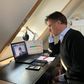 Ulrik Vestergaard holder virtuelt møde med repræsentanter for de 36 OECD-lande hjemme fra huset i Værløse. Foto: Caroline Vestergaard Terreni.
