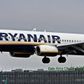 Flere hundrede danskere er berørt af, at Ryanair lukker to ruter til Kreta og Billund. Iblandt dem er Jakob Jensen, som ikke kunne få Ryanairs kundeservice til at tilbyde alternativ hjemrejse til ham selv og hans familie.