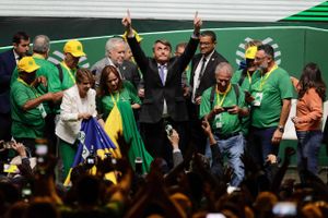 Alt fra direktører, offentlige personer og kunstnere går imod den brasilianske præsidents påstande om, at valgsystemet kan være manipuleret. 