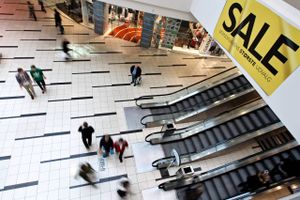 gågade, strøget    Shopping, indkøb, udsalg og gavebytning i indkøbscentret Field's, København. Første hverdag efter jul er traditionelt dagen, hvor danskerne strømmer til butikkerne for at bytte julens høst af knap så velkomne gaver. Samtidig starter udsalget. Foto: Jens Dresling  