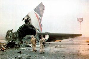370 passagerer og besætningsmedlemmer – bl.a. to danskere – blev taget til fange, da et britisk fly landede i Kuwait midt under irakernes invasion. Nu viser det sig, at Udenrigsministeriet var advaret om krigsudbruddet – men advarslen gik ikke videre til British Airways. 