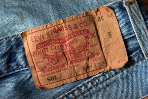 Jeans fra bl.a. Levi Strauss & Co. kan blive ramt af modforholdsregler fra EU. Foto: AP