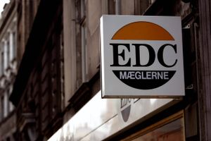 EDC oplever jævnligt, at bankerne forsøger at lokke kunderne til at bruge deres egne ejendomsmæglerbutikker. Bankerne afviser.