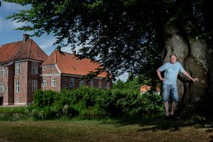 Bag det sønderjyske, økologiske landbrug Gram Slot står Svend Brodersen og familien. Medejer er discountkæden Rema 1000. Foto: Casper Dalhoff  