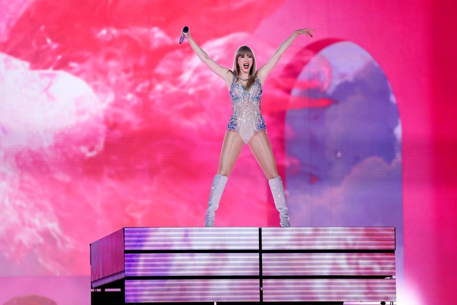 Taylor Swift var i overhængende fare for at blive overdøvet af skrigende fans ved den første af tre meget udsolgte koncerter i Stockholm. Under det storslåede show præsenterede verdensstjernen sine sange med så stort tilstedevær, at man helt glemte pladernes let ferske udtryk.