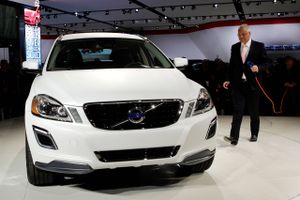 Volvo oplevede et fald i salg af biler i 2022. Det skyldes problemer i forsyningskæderne og udfordringer fra corona-nedlukninger, lyder det fra selskabet.