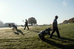 Det går ikke godt for økonomien i mange danske golfklubber, der kæmper med at lokke den yngre generation væk fra den hektiske hverdag og ud på golfbanerne.