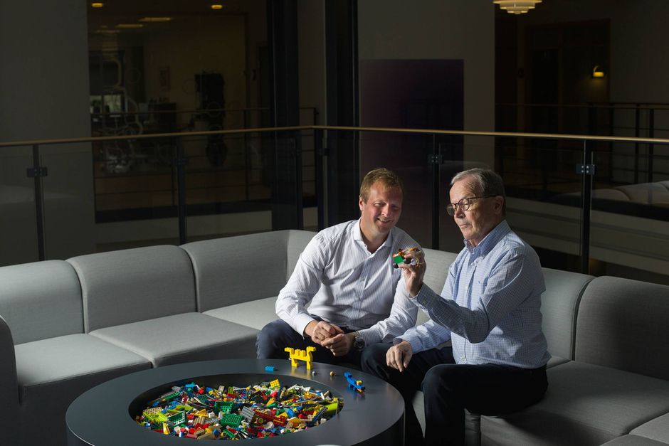 Thomas og Kjeld Kirk Kristiansen, tredje og fjerde generation i Lego-ejerfamilien. Nu bliver Thomas Kirk Kristiansen familiens øverste repræsentant.