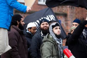 Shiraz Tariq (i midten) var en af de fremtrædende skikkelser i den salafistiske gruppe Kaldet til Islam. Her ses han ved en demonstration foran den amerikanske ambassade i 2012. Han blev i 2013 meldt dræbt i kamp i Syrien. Arkivfoto: Anthon Unger/Polfoto