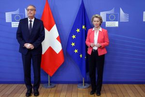 Det er blot en måned siden, at Schweiz' forbundspræsident Guy Parmelin i Bruxelles mødtes med EU-Kommissionens formand Ursula von der Leyen, og allerede dengang var smilene anstrengte. Foto: AP/Francois Walschaerts  