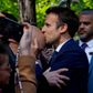 Emmanuel Macron kyssede den samme vælger på panden forud for både første og anden runde af præsidentvalget, før han afgav sin stemme i Le Touquet ved Den Engelske Kanal. Foto: Gonzalo Fuentes/AFP