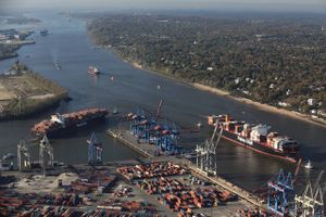Havnen i Hamborg ligged ved Elben om omfatter bl.a. flere container-terminaler. Foto: Hafen Hamburg Marketing.