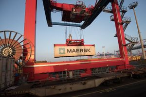 Ein Container von Maersk wird am 25.01.2017 beim Logistikunternehmen Eurokombi im Hafen von Hamburg auf einen Güterzug verladen. Foto: Christian Charisius/AP