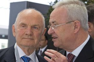 VW’s bestyrelsesformand Ferdinand Piëch (tv.) og VW-chef Martin Winterkorn (th.) har på mange måder været en succes. Nu træder Piëch tilbage efter mere end 50 år i bilindustrien. Her ses de i forbindelse med VW-bestyrelsesmøde i Hannover i 2014. Arkivfoto: Jochen Luebke/AP