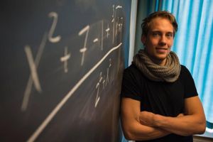 Mads Engstrøm tror på, at han som akademiker har et fagligt overskud, der kan gøre det lettere at finde nye måder at forklare stoffet for eleverne. Foto: Joachim Ladefoged