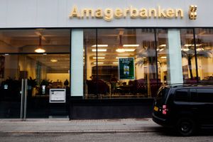 Amagerbanken forsøgte at sælge sig selv, før banken hentede 878 mio. kr. i en aktieudvidelse i sommeren 2010. Både en svensk sparekasse, en amerikansk kapitalfond og en russisk rigmand var længe i spil.
