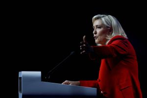 Den 53-årige Marine Le Pen satser på at skabe sensationen ved søndagens præsidentvalg i Frankrig. Men på vejen til Élysée-palæet skal hun overvinde mange barrierer. Den sidste er krigen i Ukraine og hendes forhold til Vladimir Putin. 