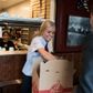 Kæden Bone's, hvor Amala Kristina Pushparajah (tv.) og Nana Raunsbæk Pedersen her serverer melder om vækst også i salget af retter ud af huset. Foto: Kenneth Lysbjerg Koustrup.