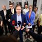 Finansminister Nicolai Wammen (S) samt Pernille Skipper (EL), Søren Pape Poulsen (K), Troels Lund Poulsen (V), Sofie Carsten Nielsen (RV), Josephine Fock (ALT), Pia Olsen Dyhr (SF), beskæftigelsesminister Peter Hummelgaard (S) og erhvervsminister Simon Kollerup (S) under doorstep efter forhandlinger om en økonomisk sommerpakke. Foto: Philip Davali/Ritzau Scanpix