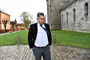 To måneder efter, at partilederen for Stram Kurs måtte se sit advokatfirma sendt til tvangsopløsning, er firmaet sluppet af med den knap så flatterende status.
