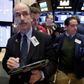 Der er ingen grund til sure miner på Wall Street. Aktierne steg i går og har trukket de danske aktier op fra morgenstunden. Her ses ansatte på handelsgulvet på Wall Street inden denne mere fysiske form for handel blev forbudt på grund af coronaudbuddet. I dag handles der udelukkende elektronisk. Foto: AP/Richard Drew)