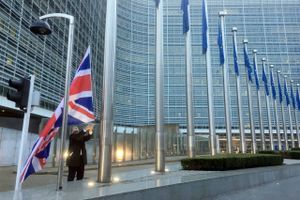 EU-flag på stribe får Union Jack til tage sig meget ensom ud foran EU-Kommissionens hovedkvarter en våd decembermorgen i Bruxelles. Foto: AP/Virginia Mayo