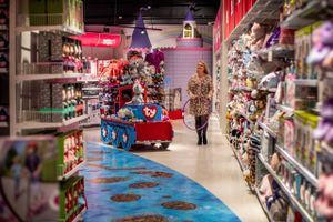 Charlotte From, som er kædechef for BR-legetøjsbutikkerne under Salling Group, præsenterer her det nye butikskomcept i Tilst ved Aarhus. Foto: Joachim Ladefoged. 