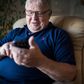 Den 65-årige Henrik Rasmussen er en af de ældre danskere, som er med til at sikre, at brugen af Mobilepay stadig vokser. Foto: Joachim Ladefoged.