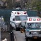 I New York City alene er 4571 mennesker døde som følge af coronavirus. Her ses ambulancer foran et felthospital, der er etableret i byens berømte Central Park på Manhattan, onsdag. Foto: Mike Segar/Reuters