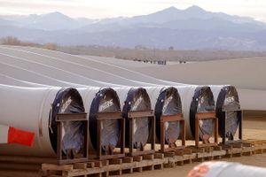 Vindmøllevinger klar til afsendelse uden for Vestas' fabrik nær Windsor i Colorado, USA.
