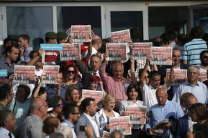 Demonstranter holder et eksemplar af avisen Cumhuriyet. Overskriften på forsiden lyder "Vi ønsker retfærdighed". Aktionen foregik den 11. september 2017 foran retsbygningen i Silivri, hvor en række ansatte på avisen står anklaget for at støtte terrororganisationer. Foto: Emrah Gurel/AP