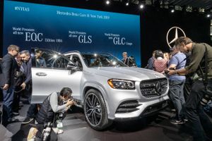 Luksusmærker som Mercedes følger BMW og dropper det prestigefyldte New York International Auto Show, der internationalt mærker en trend og er presset ligesom de andre store shows bl.a. i USA og Europa.
