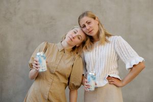 Schwesterbrau er et aarhusiansk hjemmebryggeri, grundlagt af søstrene Ida Maria og Amalie Lykke Baadsgaard. Nu har de lanceret 800 liter af deres første kommercielle øl, en West Coast IPA.