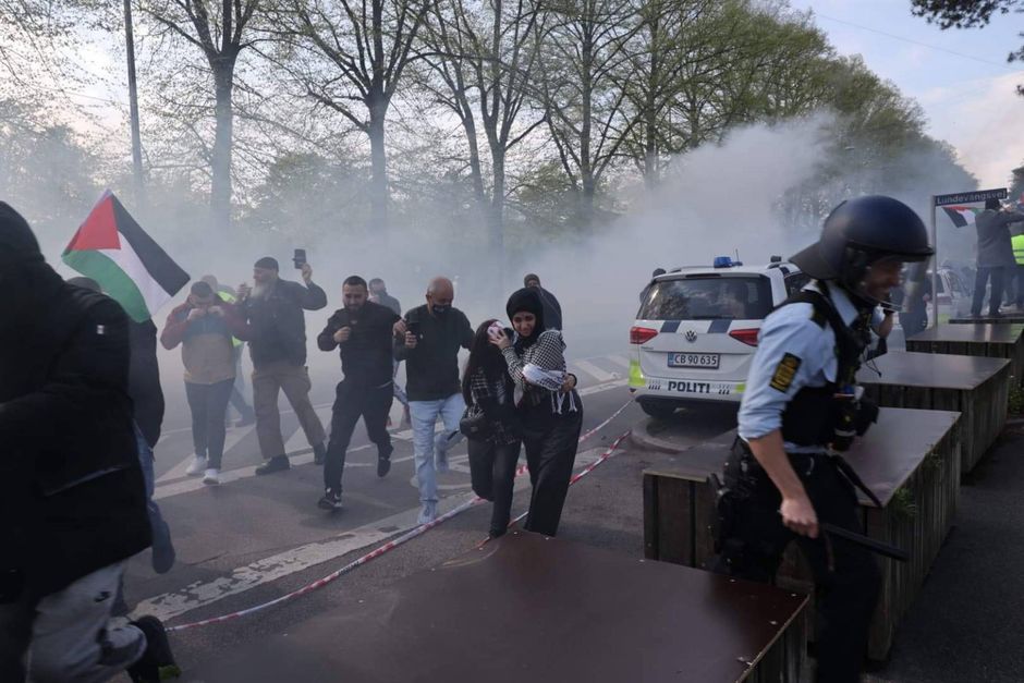 Stenkast og kanonslag fløj gennem luften foran Israels ambassade i Hellerup fredag. Politiet måtte skride ind to gange, og hændelsen forarger flere landspolitikere. 