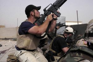 Personer med tilknytning til Blackwater i aktion i Irak. En redegørelse slår nu fast, at danske soldater i flere tilfælde var i næsten daglig kontakt med det amerikanske sikkerhedsselskab. Arkivfoto: Gervasio Sanchez/AP