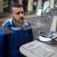 Mohammed al-Haj, en syrisk flygtning, kigger på en mobiltelefon i et butiksvindue i Tyskland. »Syrere arbejder virkelig hårdt,« siger han. »De vil knuse klipper for at tjene til dagen og vejen.« Foto: Santi Palacios/AP