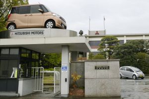 Mitsubishi erkendte tilbage i april, at der var snydt brændstoftallene for fire minimodeller til det japanske hjemmemarked. Nu vokser sagen. Foto: AP / Yuki Sato