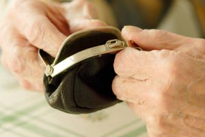 Den nye aldersopsparing, der skal gøre det til en god forretning at spare op til pension for alle, kræver for høje indskud. Mange vil aldrig få den brugt, advarer pensionsbosser.