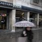 I mange år har det regnet på Danske Bank, fordi kunderne er flygtet væk. Nu skinner solen lidt, fordi kundetilfredsheden stiger.