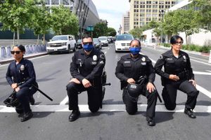 Knæfald er blevet en populær måde blandt demonstranter og politi at vise støtte til kampen mod politivold og racisme. Det er ikke alle, der er begejstrede. 