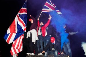 Tusindvis af mennesker fejrede brexit i London, mens det britiske flag blev pillet ned i Bruxelles. Premierminister Boris Johnson håber på at hele en delt nation, og han taler om en ny begyndelse. Men briterne står over for nogle svære måneder efter den historiske brexit-dag. 